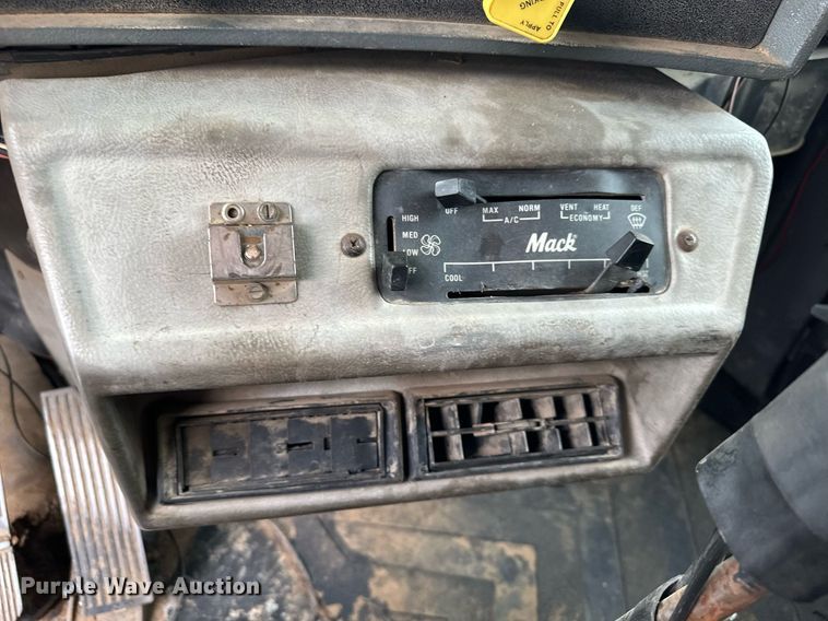 image for item MQ9368 1992 Mack RD688S  dump truck