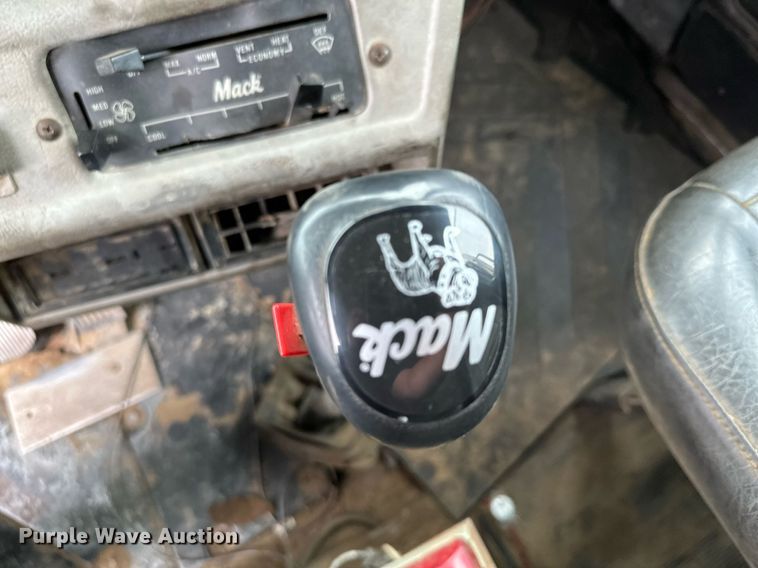 image for item MQ9368 1992 Mack RD688S  dump truck