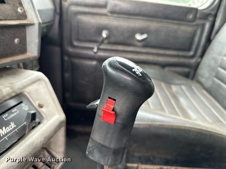 image for item MQ9368 1992 Mack RD688S  dump truck