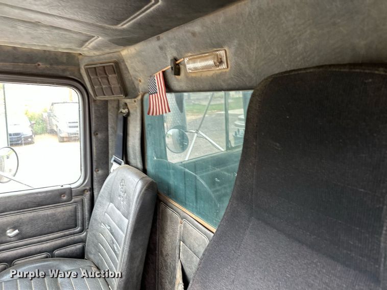 image for item MQ9368 1992 Mack RD688S  dump truck