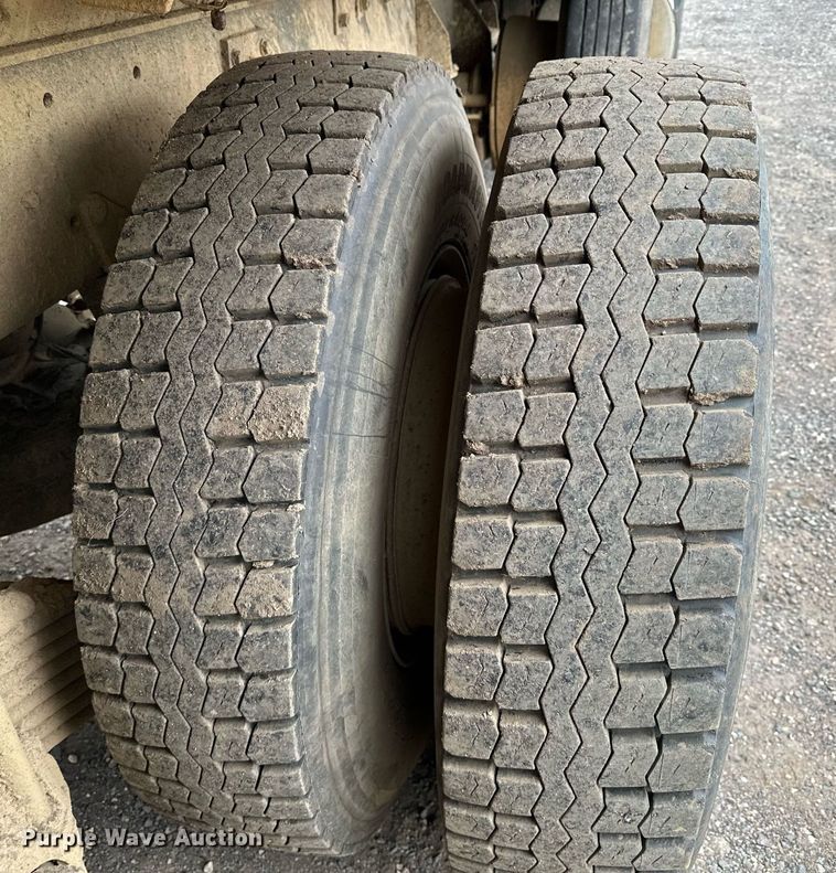 image for item MQ9368 1992 Mack RD688S  dump truck