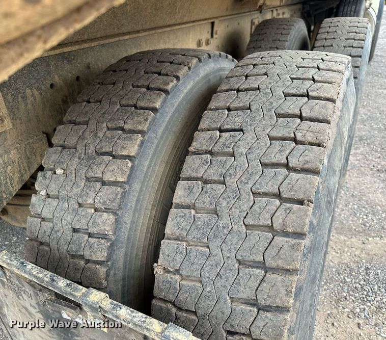 image for item MQ9368 1992 Mack RD688S  dump truck