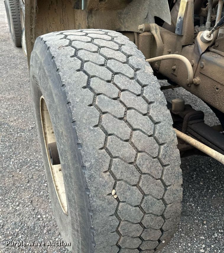 image for item MQ9368 1992 Mack RD688S  dump truck