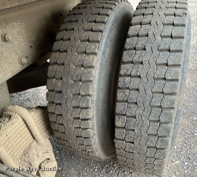 image for item MQ9368 1992 Mack RD688S  dump truck