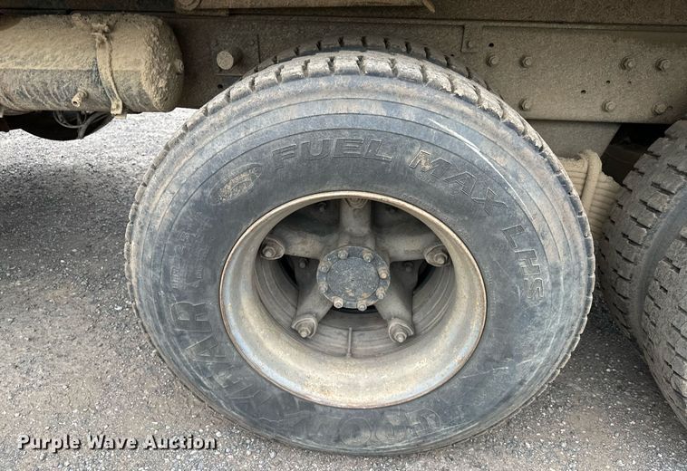 image for item MQ9368 1992 Mack RD688S  dump truck