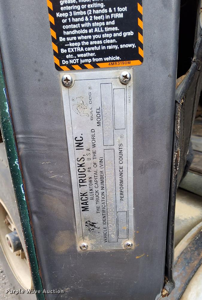 image for item MQ9368 1992 Mack RD688S  dump truck