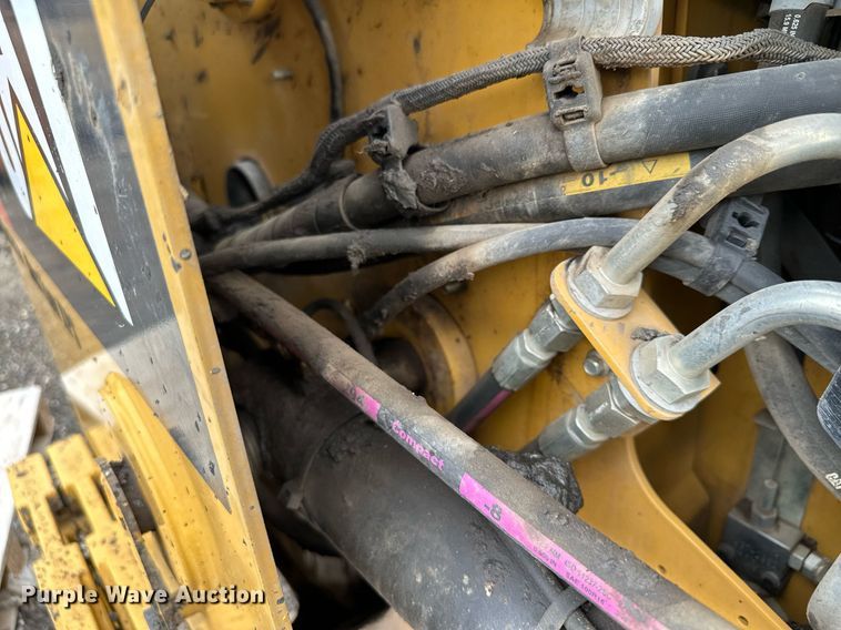 image for item MQ9370 2019 Caterpillar 246D  skid steer loader