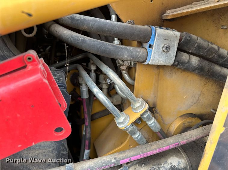 image for item MQ9370 2019 Caterpillar 246D  skid steer loader