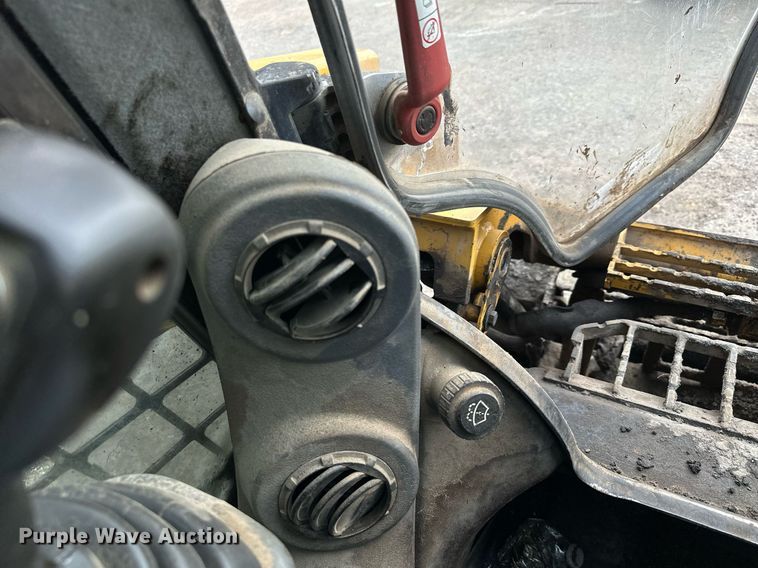 image for item MQ9370 2019 Caterpillar 246D  skid steer loader