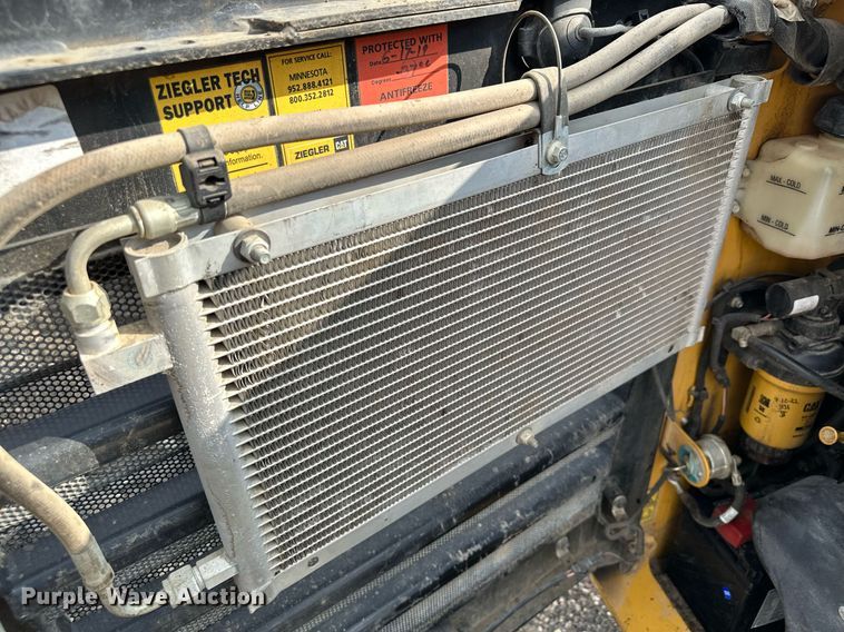 image for item MQ9370 2019 Caterpillar 246D  skid steer loader