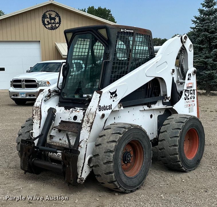 image for item MQ9384 2004 Bobcat S250  skid steer loader