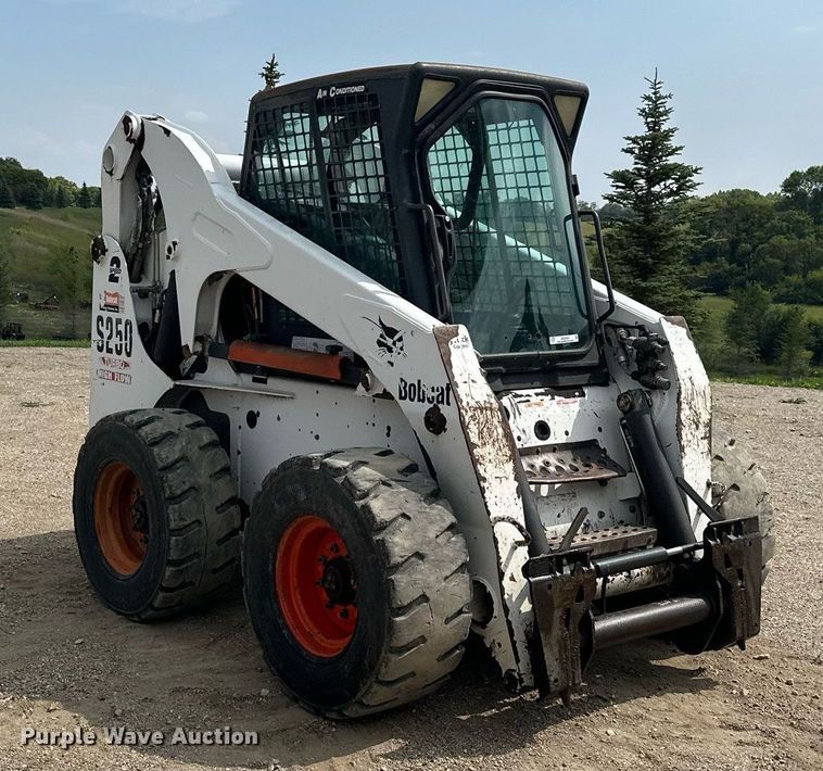 image for item MQ9384 2004 Bobcat S250  skid steer loader