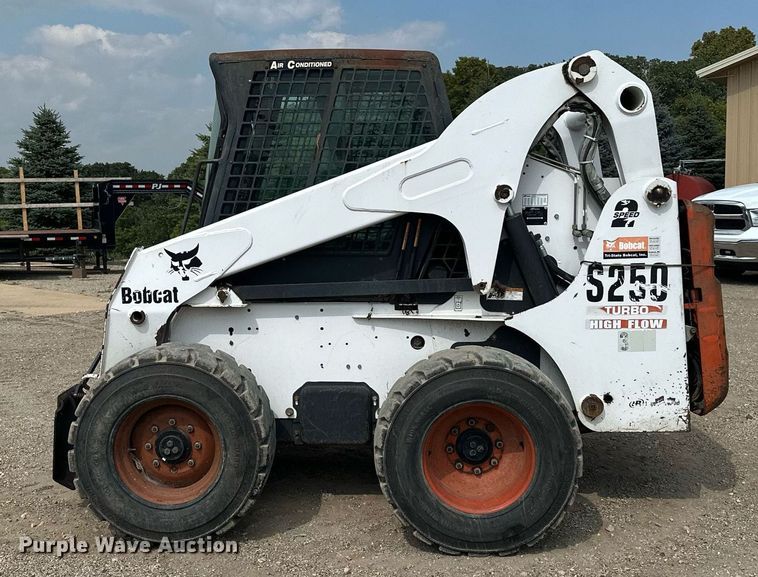image for item MQ9384 2004 Bobcat S250  skid steer loader