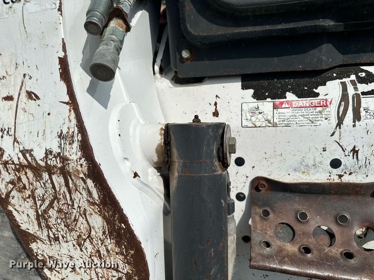 image for item MQ9384 2004 Bobcat S250  skid steer loader