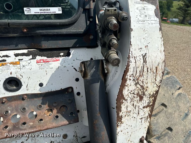 image for item MQ9384 2004 Bobcat S250  skid steer loader