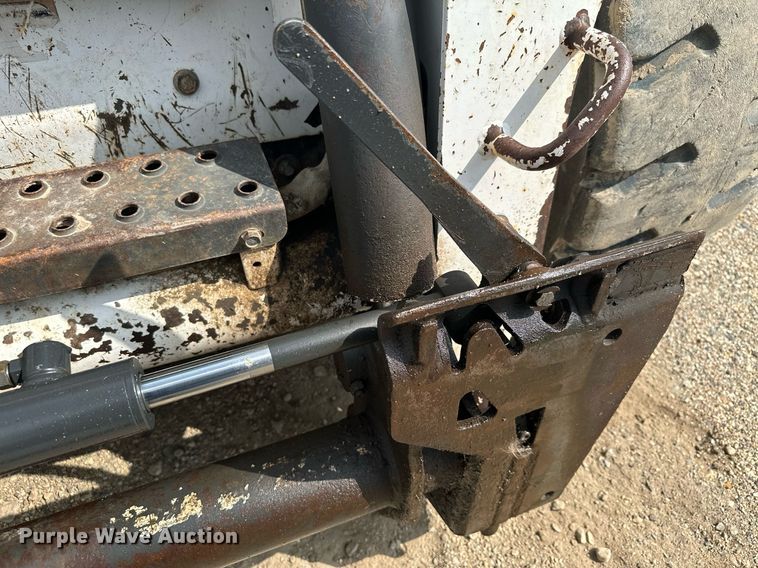 image for item MQ9384 2004 Bobcat S250  skid steer loader