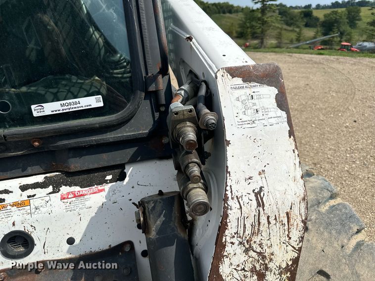 image for item MQ9384 2004 Bobcat S250  skid steer loader