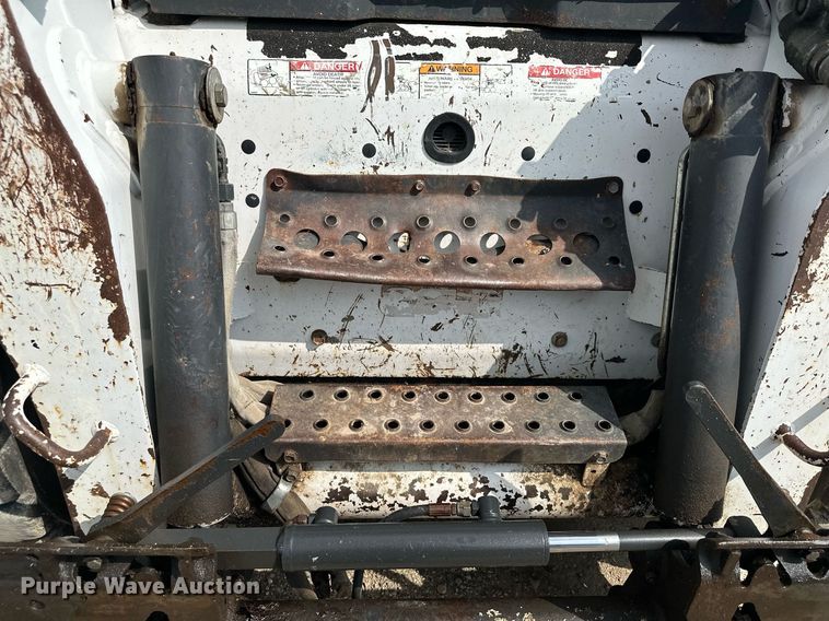 image for item MQ9384 2004 Bobcat S250  skid steer loader