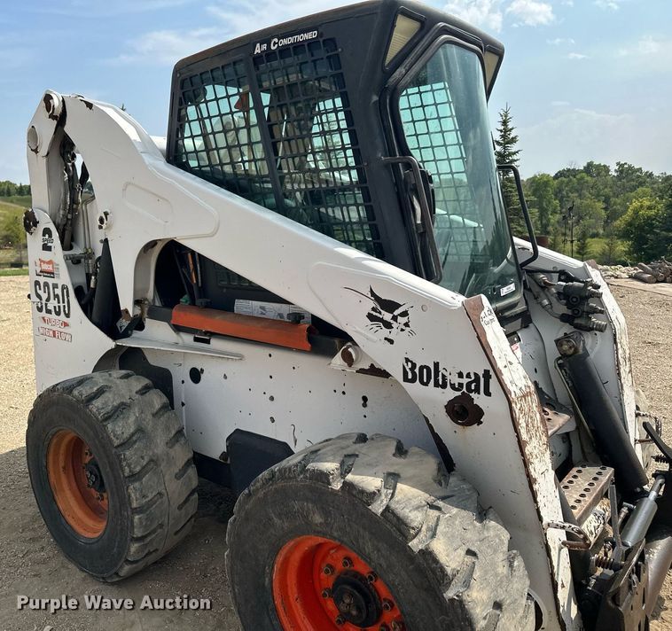 image for item MQ9384 2004 Bobcat S250  skid steer loader