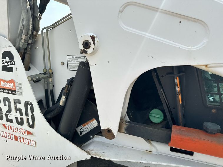 image for item MQ9384 2004 Bobcat S250  skid steer loader