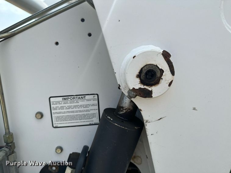 image for item MQ9384 2004 Bobcat S250  skid steer loader