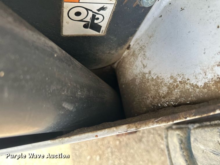 image for item MQ9384 2004 Bobcat S250  skid steer loader