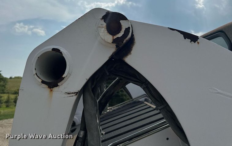 image for item MQ9384 2004 Bobcat S250  skid steer loader