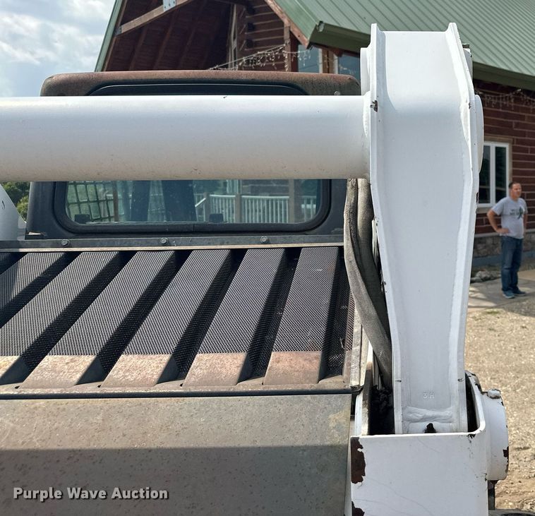 image for item MQ9384 2004 Bobcat S250  skid steer loader