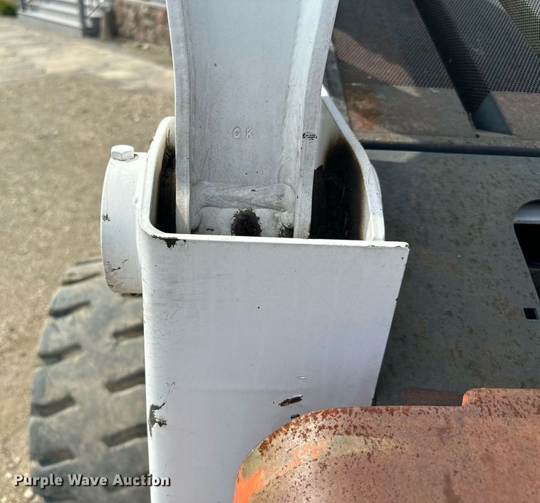 image for item MQ9384 2004 Bobcat S250  skid steer loader