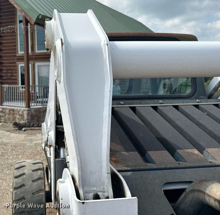 image for item MQ9384 2004 Bobcat S250  skid steer loader