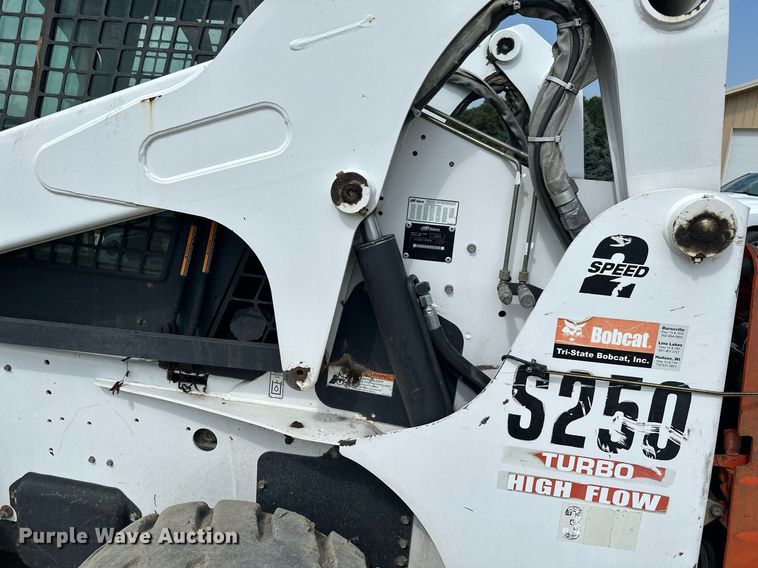 image for item MQ9384 2004 Bobcat S250  skid steer loader