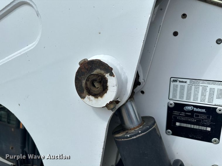 image for item MQ9384 2004 Bobcat S250  skid steer loader