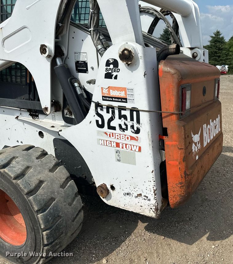 image for item MQ9384 2004 Bobcat S250  skid steer loader
