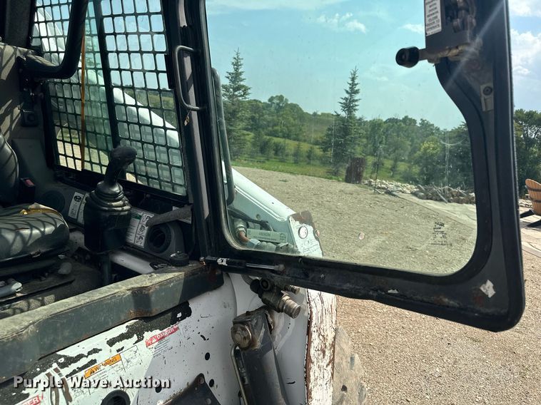 image for item MQ9384 2004 Bobcat S250  skid steer loader