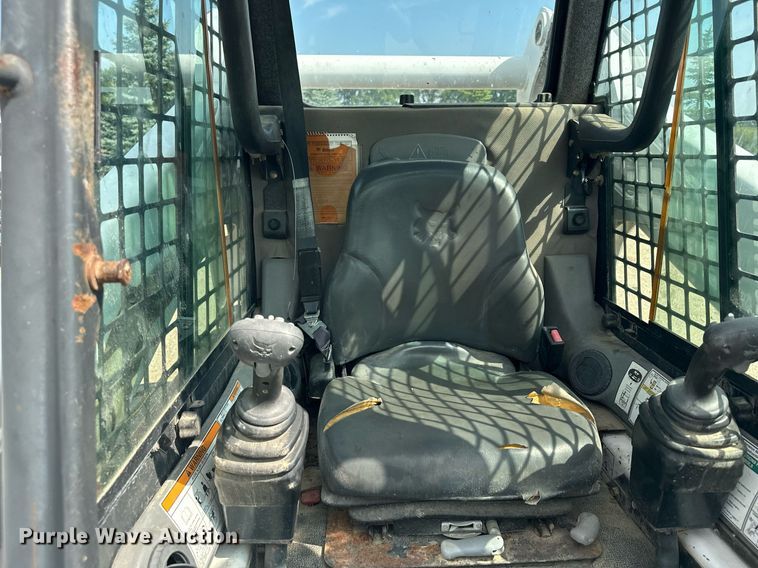 image for item MQ9384 2004 Bobcat S250  skid steer loader