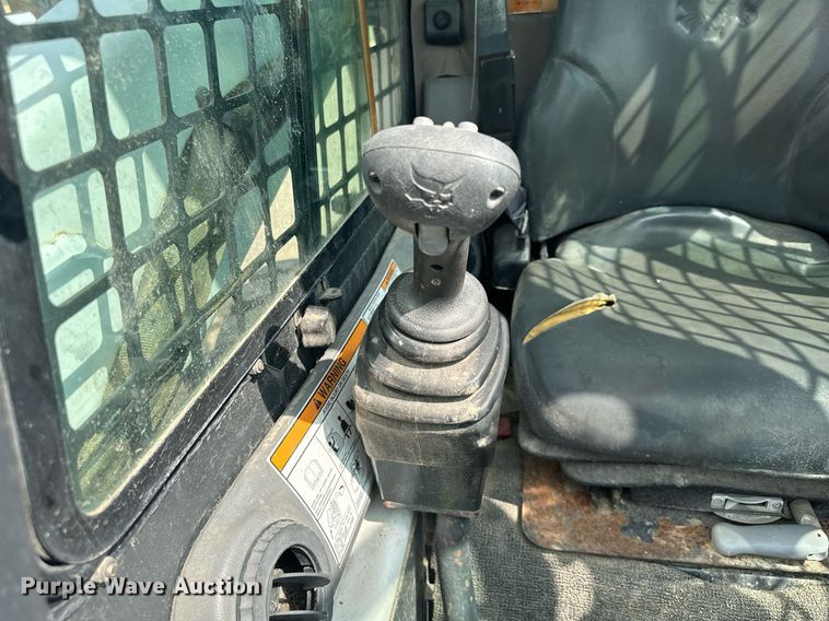 image for item MQ9384 2004 Bobcat S250  skid steer loader