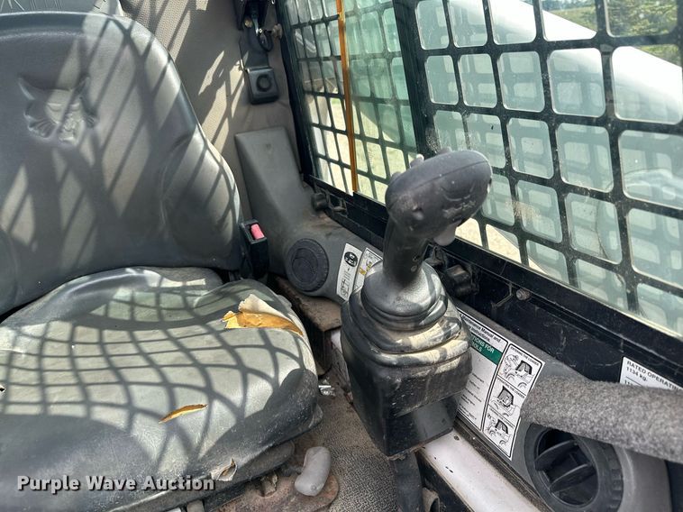 image for item MQ9384 2004 Bobcat S250  skid steer loader