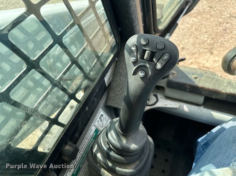 image for item MQ9384 2004 Bobcat S250  skid steer loader