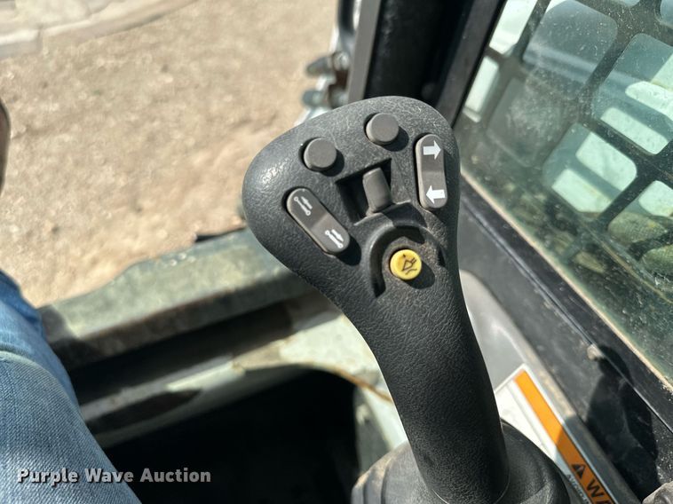 image for item MQ9384 2004 Bobcat S250  skid steer loader