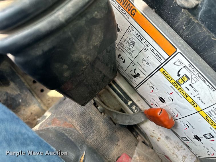 image for item MQ9384 2004 Bobcat S250  skid steer loader