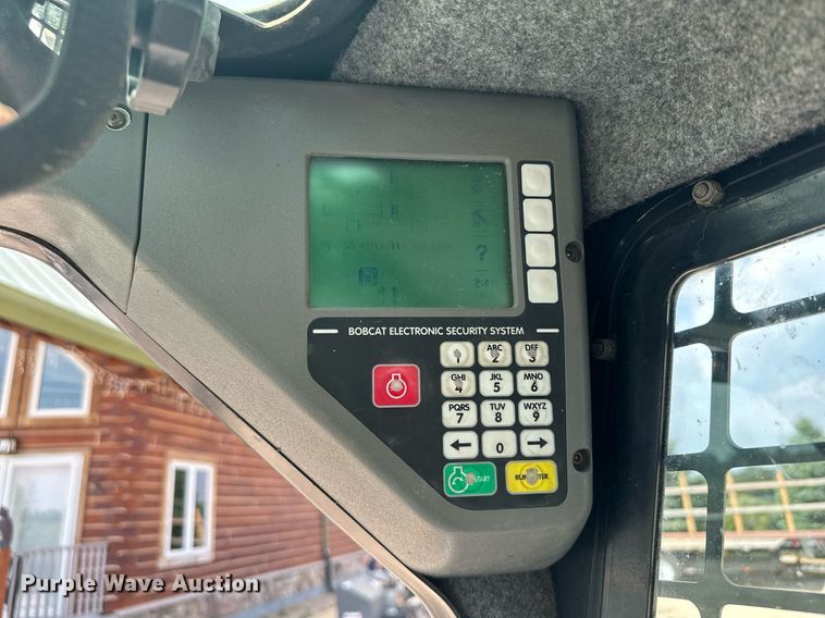 image for item MQ9384 2004 Bobcat S250  skid steer loader