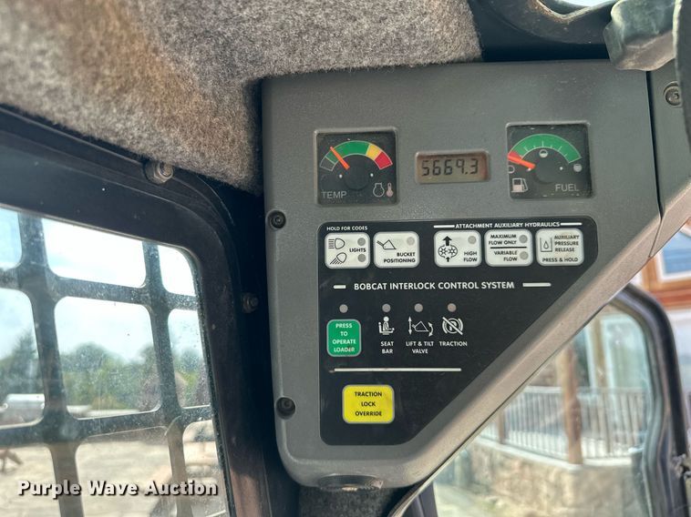 image for item MQ9384 2004 Bobcat S250  skid steer loader