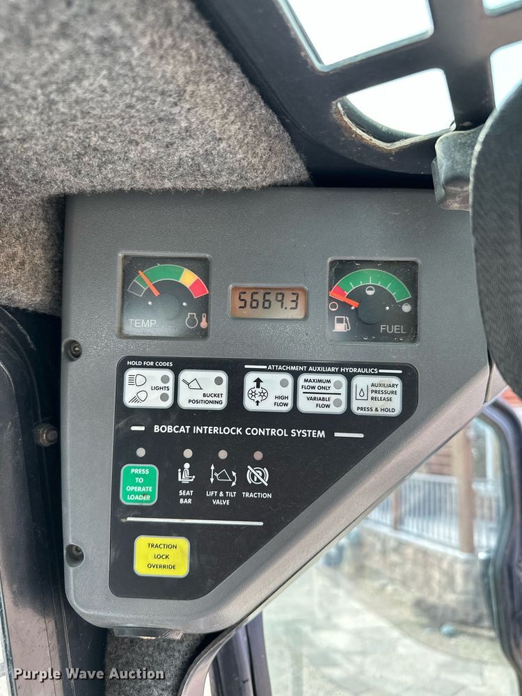 image for item MQ9384 2004 Bobcat S250  skid steer loader