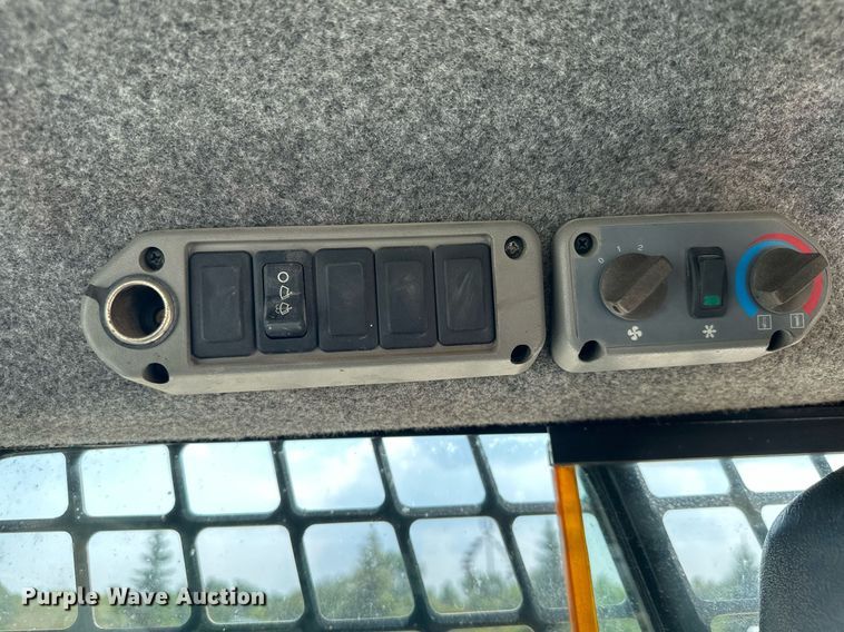 image for item MQ9384 2004 Bobcat S250  skid steer loader