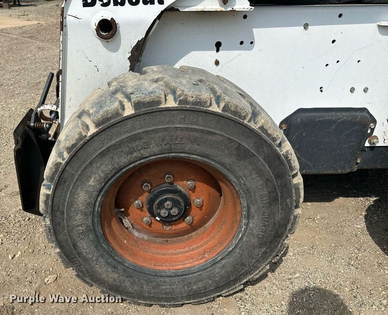 image for item MQ9384 2004 Bobcat S250  skid steer loader