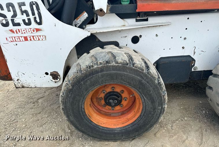 image for item MQ9384 2004 Bobcat S250  skid steer loader