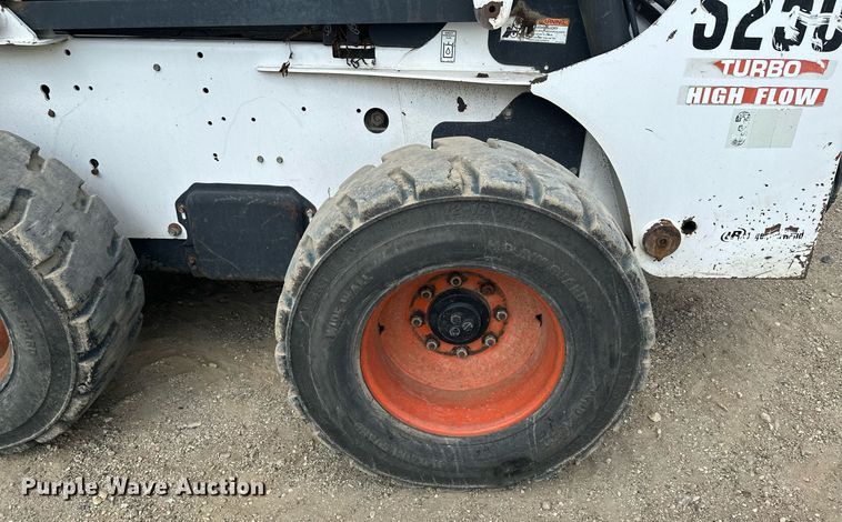 image for item MQ9384 2004 Bobcat S250  skid steer loader