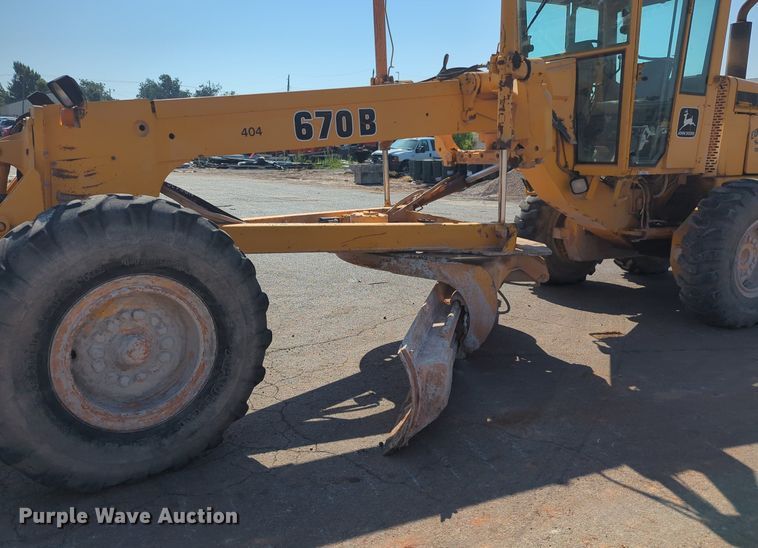 image for item MY9931 1989 John Deere 670B  motor grader