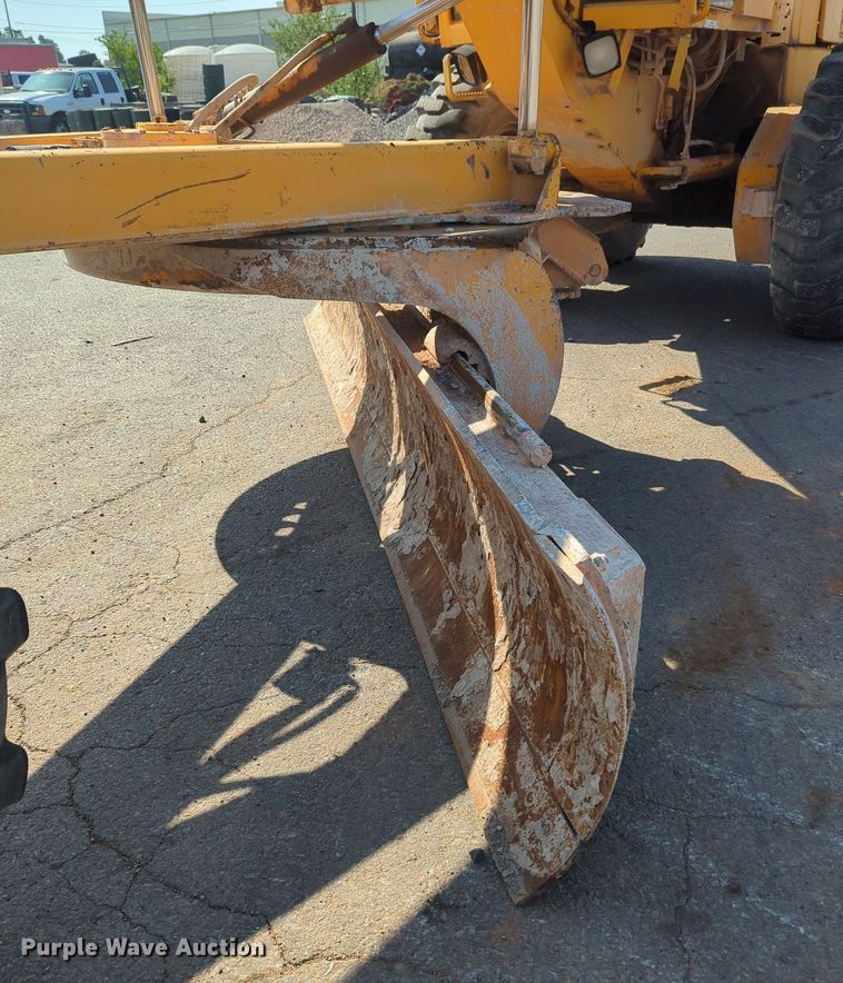 image for item MY9931 1989 John Deere 670B  motor grader