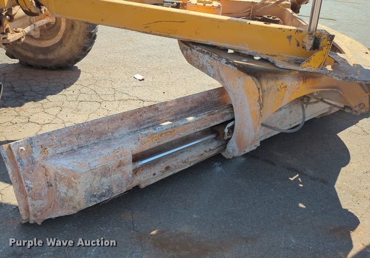 image for item MY9931 1989 John Deere 670B  motor grader